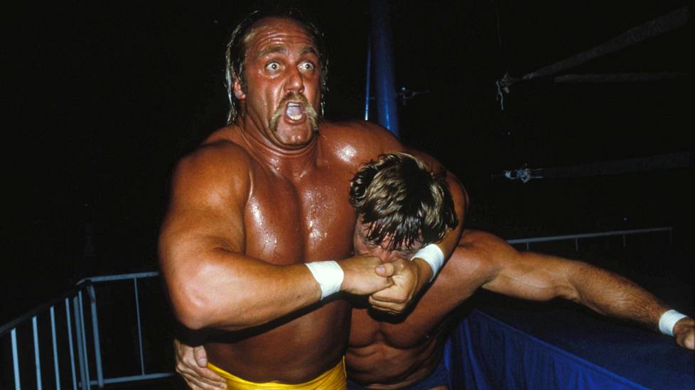 Hulk Hogan kurittamassa vastustajaa painikehässä vuonna 1985.