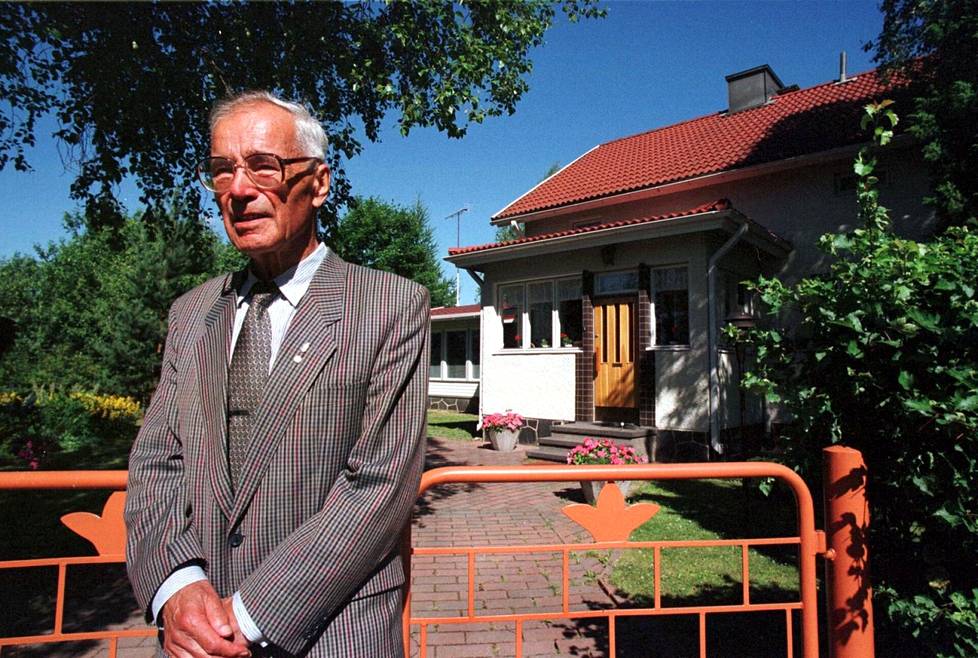Kirvestien talosta Kalle kirjoitti monessa kirjassaan, talon rakentamisvaiheista ja elämästä siellä.