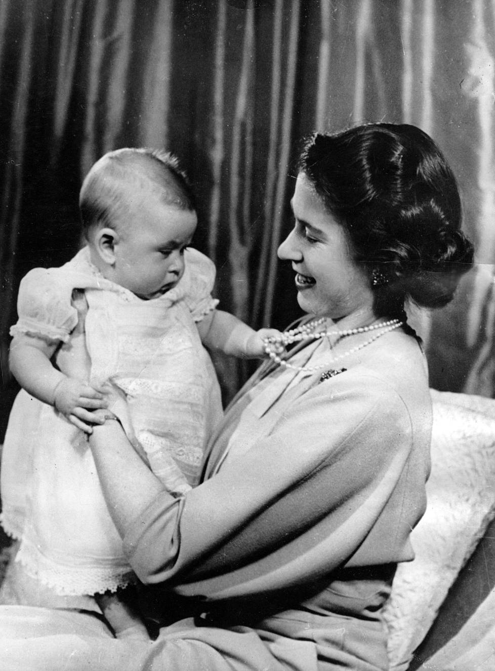 Kuvassa pieni prinssi Charles äitinsä sylissä 9. huhtikuuta 1949.