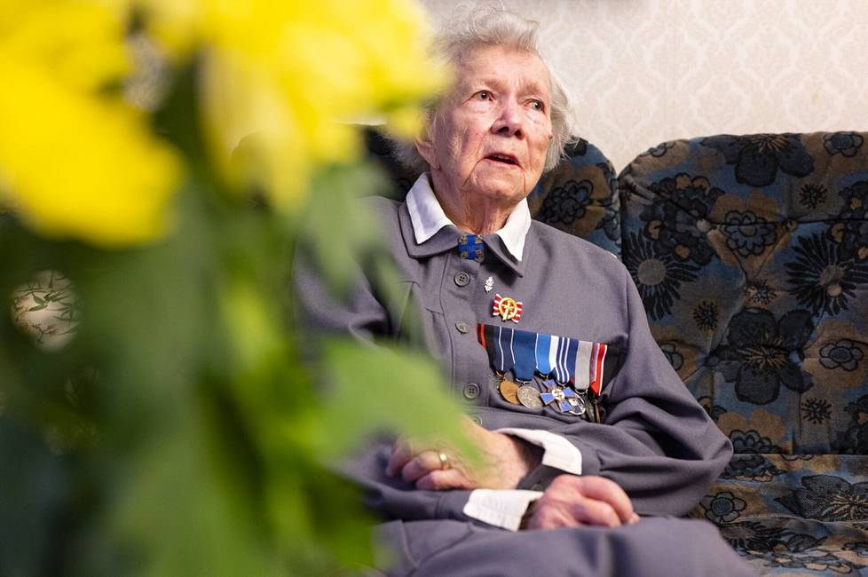 Sirkka Kajanne, 98, joutui elämänsä pahimpaan paikkaan sotasairaalassa, jossa hänet määrättiin ensimmäisenä työpäivänä pesemään kuolleen vääpelin ruumis.