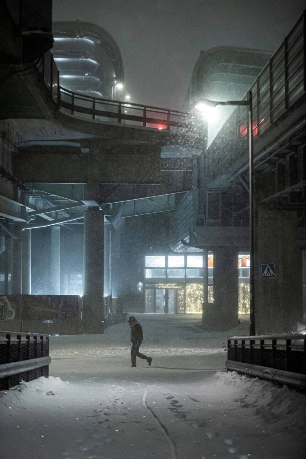 Joulukuun lumimyrsky Helsingissä muutti Kalasataman maisemat tieteiselokuvan lavasteiksi.