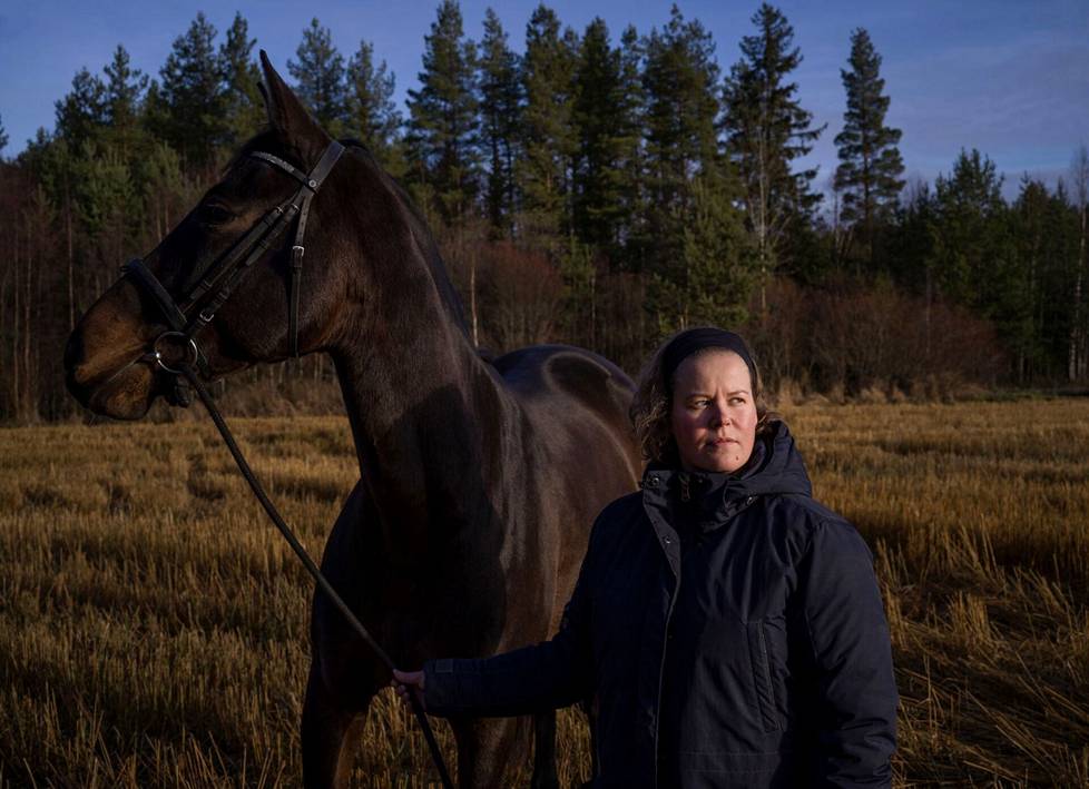 Nykyään Tiina Jokinen voi harrastaa hevosia ilman pelkoa ex-puolisostaan. 