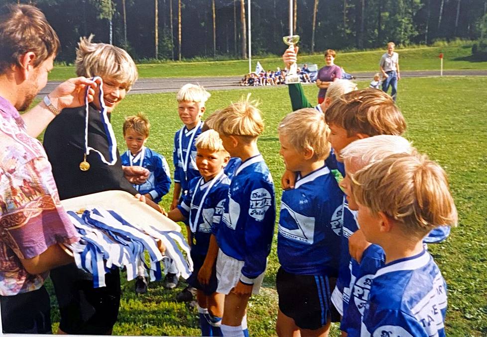 Puolustusministeri Elisabeth Rehn jakoi 8-vuotiaalle Sebastian Strandvallille kultamitalin Oravaisten turnauksessa 1994.