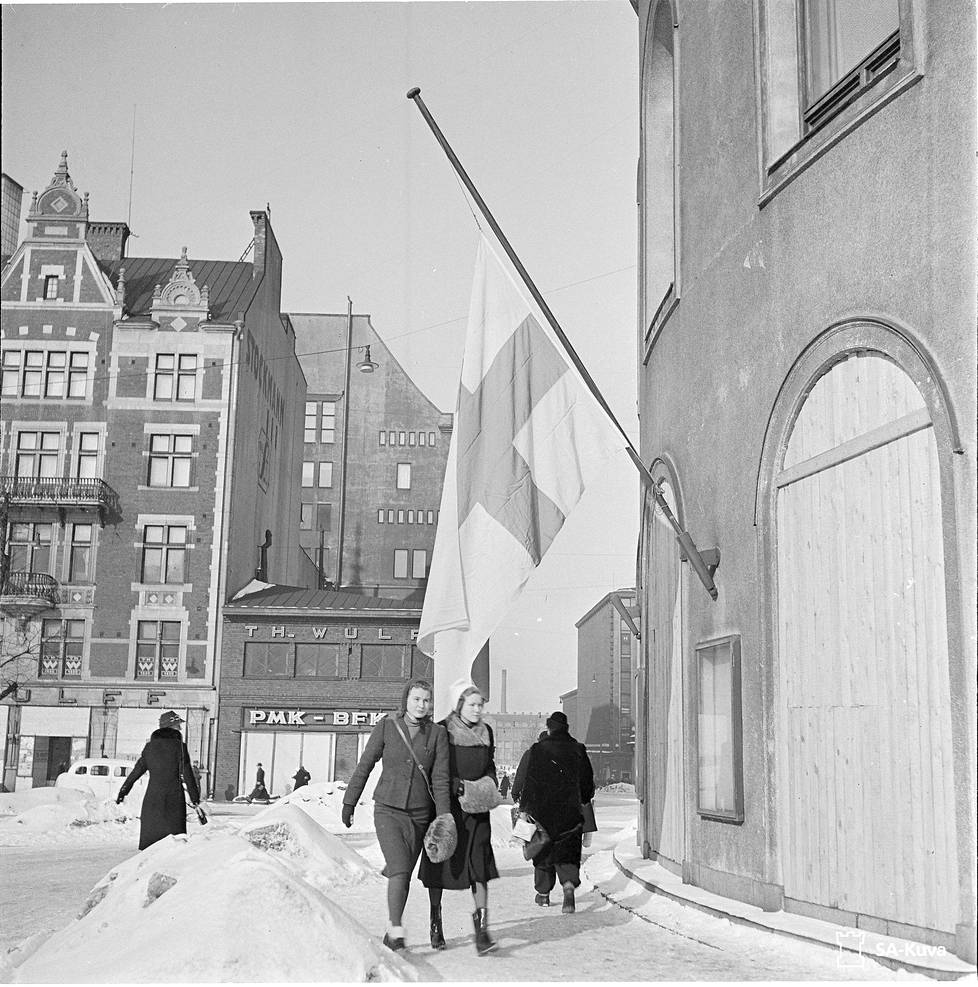 Helsingissä laskettiin liput puolitankoon 13.3.1940 pian raskaiden rauhanehtojen tultua julki.