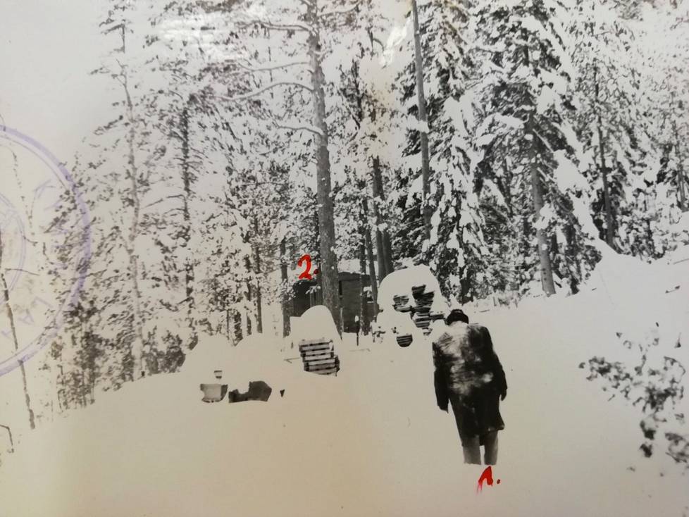 Poliisi kuvasi Karua talvella 1965, kun lokakuun 1962 tapahtumia mökillä hahmoteltiin.
