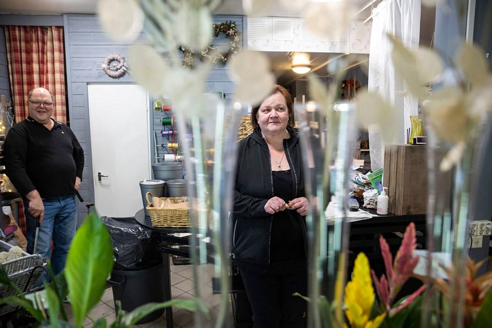 Kukkakauppias ja hautausurakoitsija Paula Haapaniemi sanoo, että lehtimäkeläiset suosivat oman paikkakuntansa jäljellä olevia palveluita.