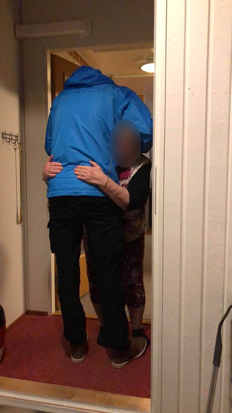 Jani halaa rakasta mummoaan. Äidille tämä kuva on rakas ja hellyttävä, kun pitkä, 190-senttinen poika joutuu kumartumaan mummon halaukseen. 