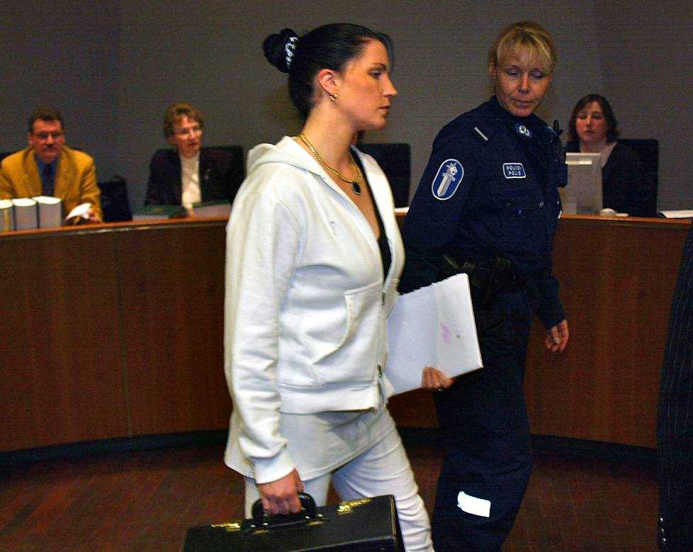 Virpi Butt syyllistyi juhannusheilansa paloittelumurhaan vuonna 2003, eli neljä vuotta Raisa Räisäsen katoamisen jälkeen. Sittemmin hän muutti etunimensä Lucrezia Francesca Pandoraksi.