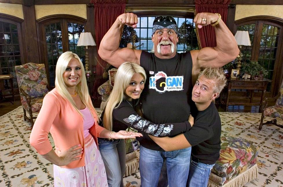 Hoganin perheen Linda, Brooke, Hulk ja Nick tulivat tutuiksi VH1:n tosi-tv-sarjassa Hogan Knows Best.