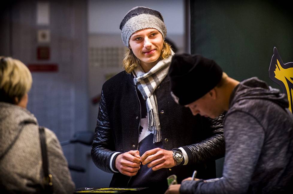 Roope Hintz tapaamassa Ilveksen faneja marraskuussa 2014.