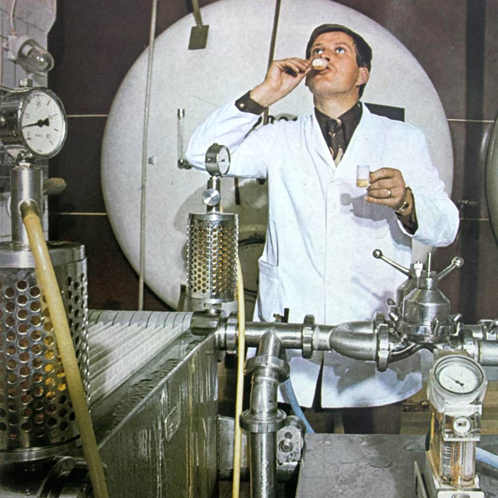 Kuvassa vuodelta 1973 panimomestari Leo Andelin tekee makukoetta suodatetusta oluesta pienellä mittalasilla.