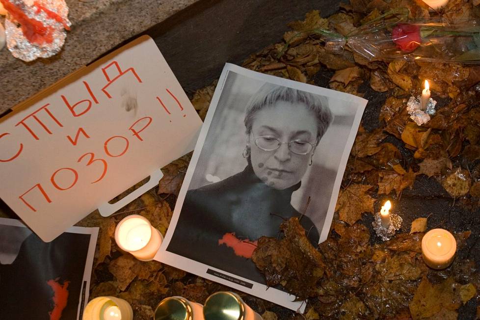 Venäjän lähetystön lähellä Helsingissä järjestettiin kynttilämielenosoitus Anna Politkovskayan kuoleman muistoksi 2007.