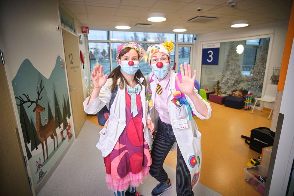 Nadja Laine ja Hanna Gibson, eli Pikku-Riski ja Hui von Pulla viihdyttävät lapsia Tampereen yliopistollisessa sairaalassa. Taysissa työskentelee tällä hetkellä kaikkiaan kolme sairaalaklovnia, keväällä määrä kasvaa viiteen.
