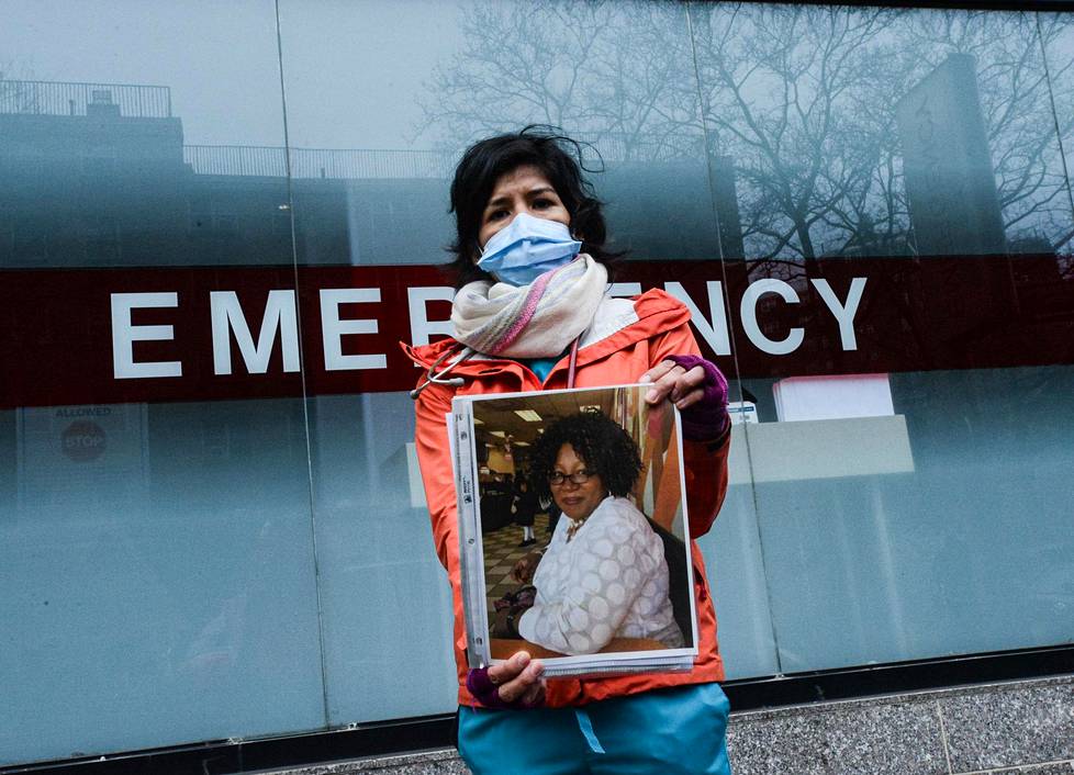 Sairaanhoitaja Freda Ocranin kuvaa kantava mielenosoittaja New Yorkissa.