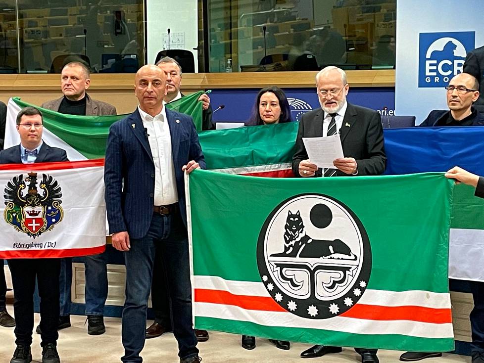 Aktivistit järjestäytyivät europarlamentissa ryhmäkuvaan seminaarin päätteeksi. Tshetsheenien pakolaishallitusta johtava Ahmed Zakajev luki julkilausuman, jossa tuomittiin Venäjän omia kansojaan kohtaan harjoittama imperialismi.