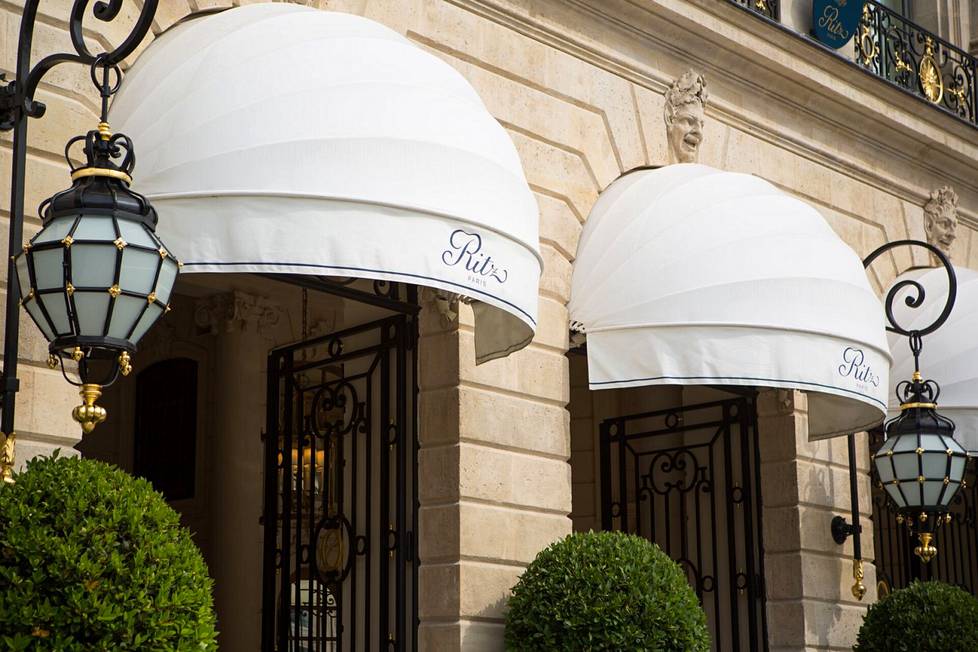 Pariisin Ritz tunnetaan kuuluisista vieraistaan kuten Coco Chanelista ja Ernest Hemingwaysta. Hotellihuoneiden hinnat lähtevät yleensä 1500 eurosta yötä kohden.