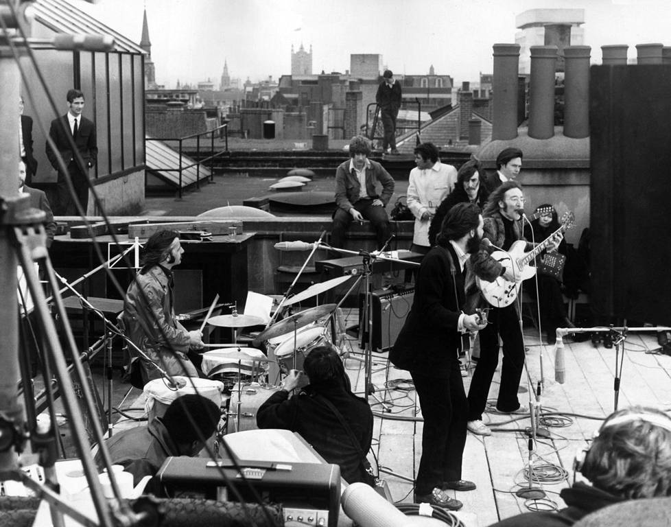 Beatlesin kosketinsoittajana viimeisellä keikalla oli Billy Preston, ihan kuvan vasemmassa alakulmassa. Yoko Ono seuraa tilannetta takana.