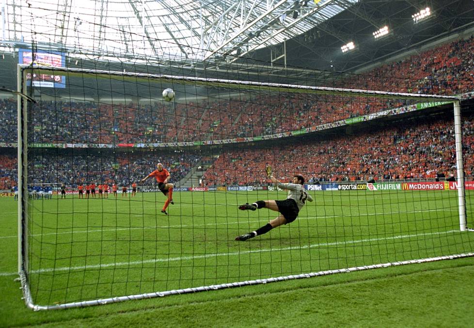 Jaap Stam kertoo tästä hetkestä Urheilulehden haastattelussa tarkemmin: Hollanti putoaa EM-välierissä Italialle kesäkuussa 2000.