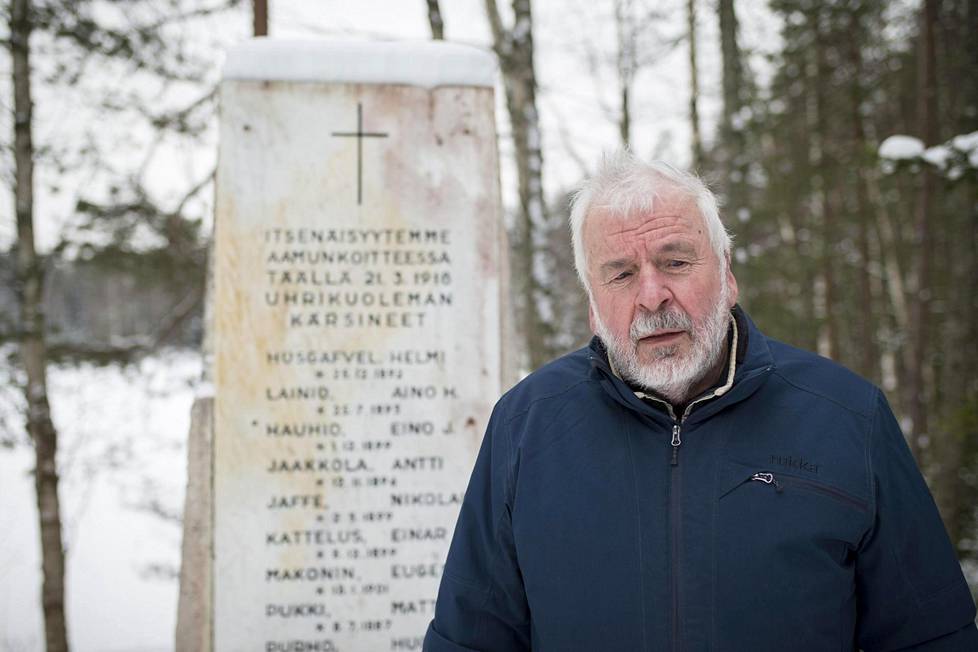 Punaiset ampuivat Kari Hauhion sedän. Huopaisenvirran joukkomurhan uhrien ruumiit löytyivät vasta jäiden lähdettyä. 1960-luvulla pystytetty muistomerkki okertoo heidän nimensä.