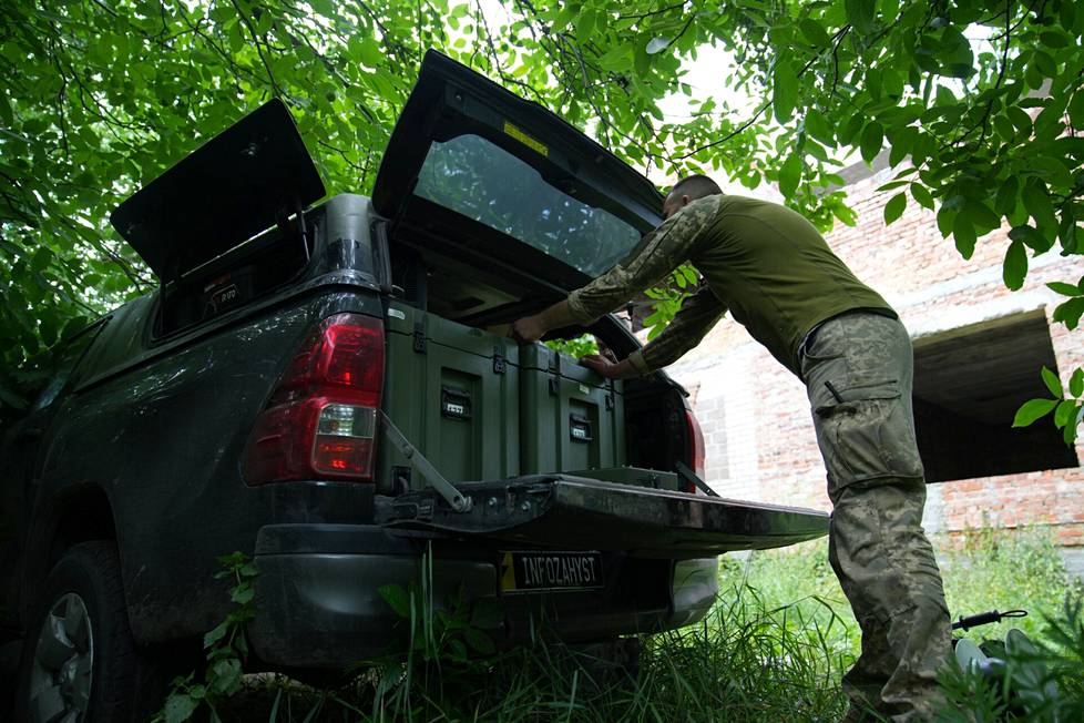 Laitteisto kulkee sotilaiden mukana auton tavaratilassa.