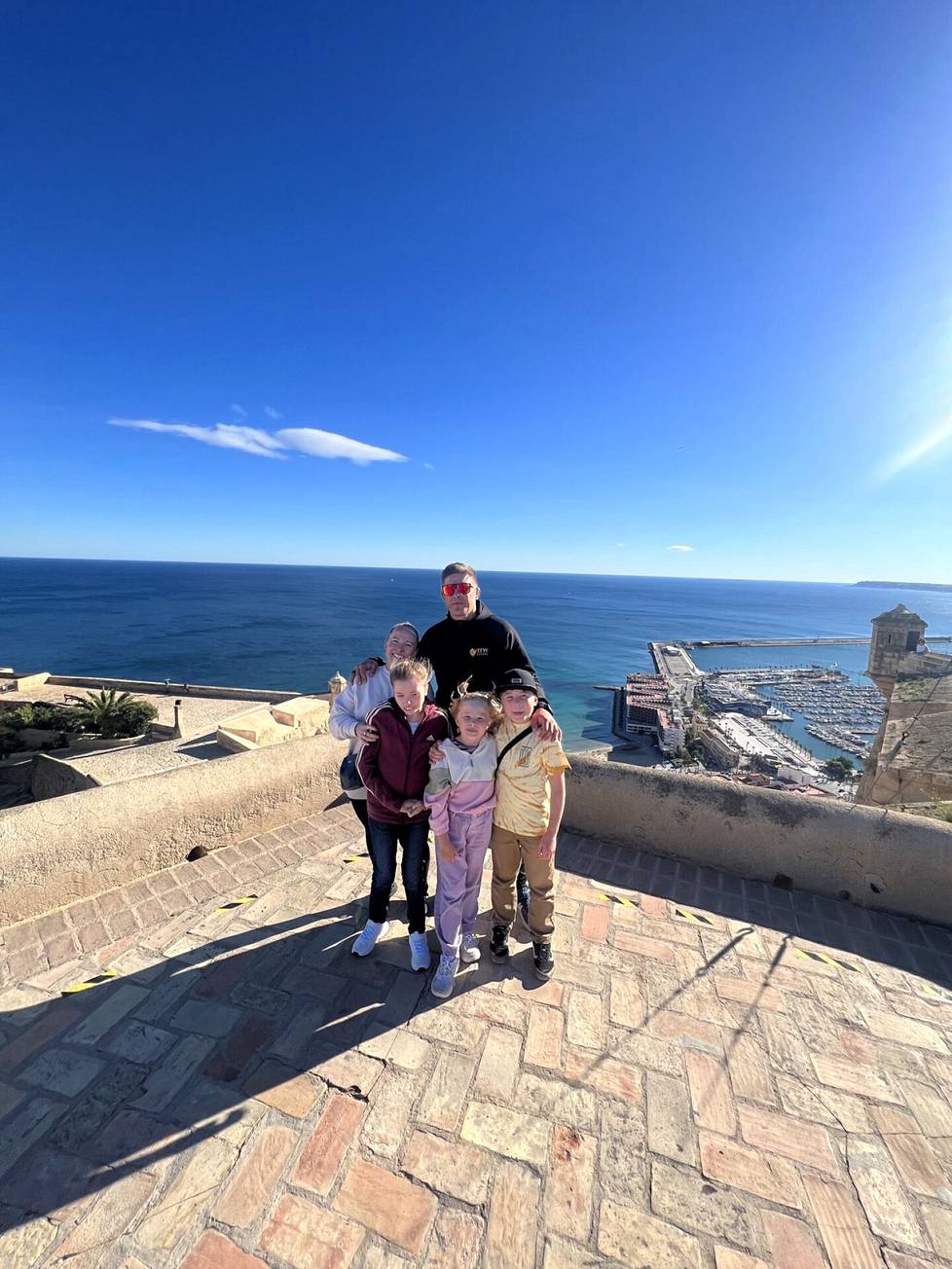 Koko perhe kiersi vuonna 2022 Eurooppaa autolla puolen vuoden ajan. Kuvassa viisihenkinen perhe poseeraa Alicantessa, Espanjassa.