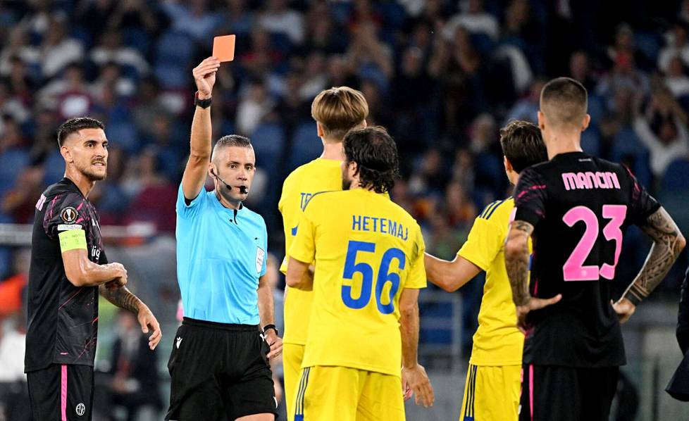 Erotuomari Radu Petrescu näytti Miro Tenholle punaista korttia Roomassa syyskuussa.