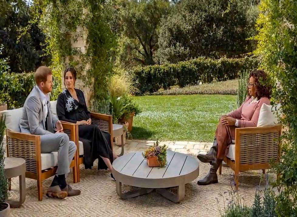 Prinssi Harry ja herttuatar Meghan Oprah-keskusteluohjelman vieraina. Haastattelijana Oprah Winfrey. Ohjelma aiheutti aikanaan valtavan kohun, kun Meghan kertoi avoimesti kokemastaan rasismista sekä mielenterveyden haasteista.