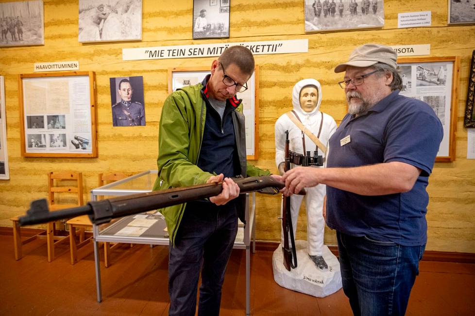 Kollaa ja Simo Häyhä -museon toiminnanjohtaja esitteli Gommille Pystykorva-sotilaskivääriä, jollaista myös Simo Häyhä käytti. 