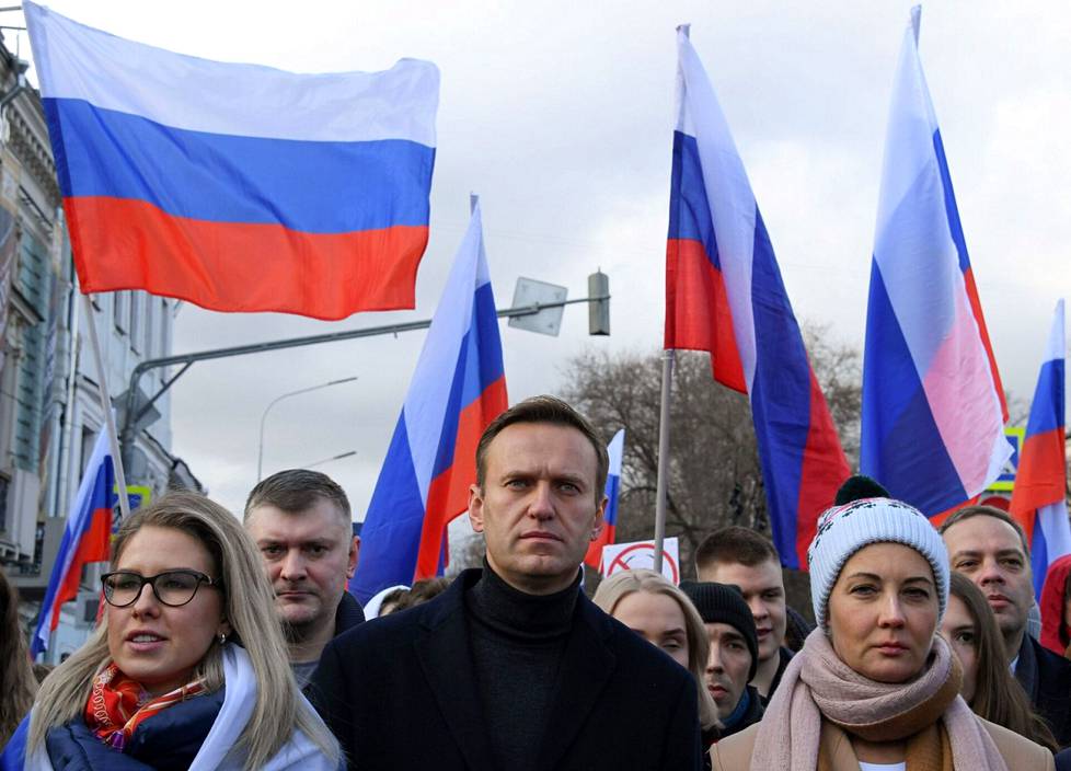Ljubov Sobol (vas) on nykyisin ulkomailla maanpaossa ja Aleksei Navalnyi vankileirillä. Julia Navalnaja saa tavata Navalnyin luona leirillä vain lasiseinän läpi, mutta ainakin kerran heille on sallittu leirillä myös pidempi perhetapaaminen. 