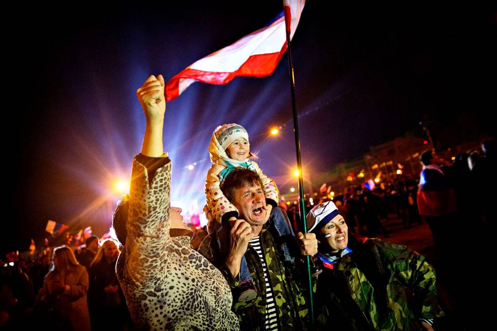 Venäläismielinen väestö juhlii kansanäänestyksen tulosta Simferopolissa 16. maaliskuuta 2014.