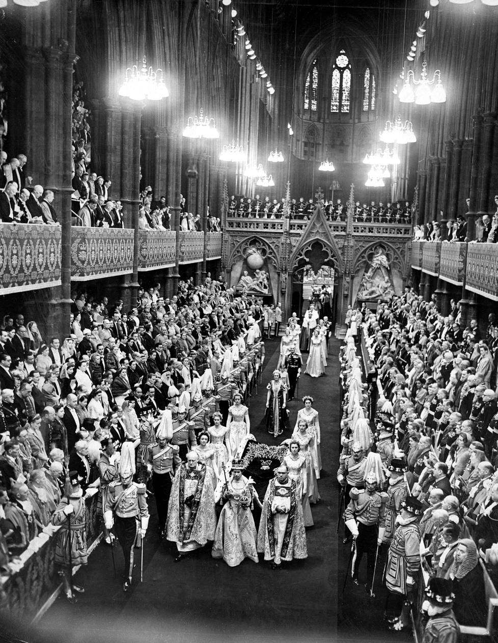 Yli 8000 vierasta kokoontui Westminster Abbey -kirkkoon todistamaan Elisabetin kruunajaisia.