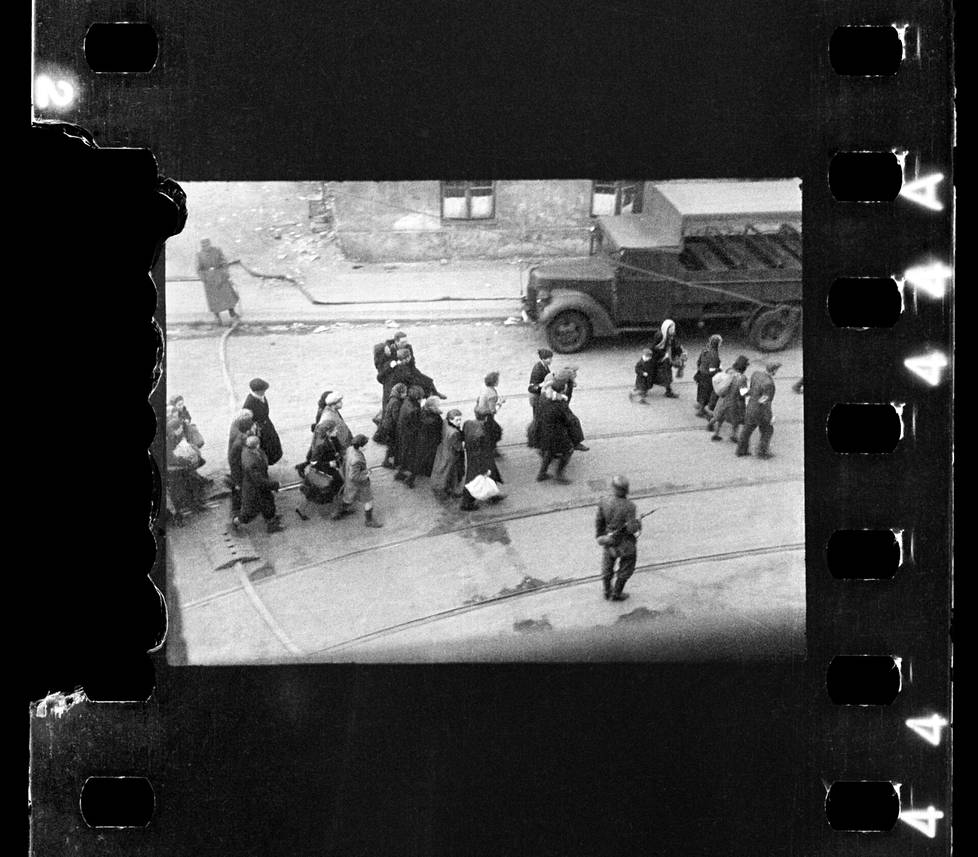 Palomies Zbigniew Grzywaczewski otti tämän valokuvan St. Zofian sairaalan ikkunasta Varsovassa huhtikuussa 1943. Kuvassa saksalaiset kuljettavat juutalaisia ulos getosta.