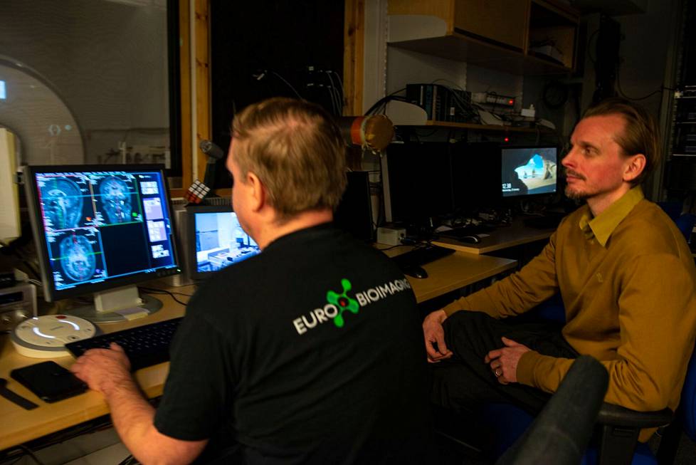 Aalto-yliopiston AMI-keskuksen laboratoriomestari Rami Kunnas (vas.) ja Pärttyli Rinne viettivät tutkimuksessa pitkiä aikoja MRI-skannerin äärellä.
