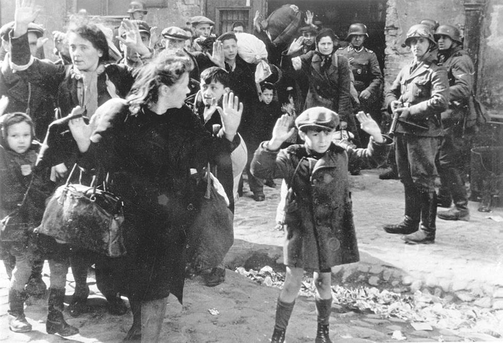 Tunnetuin valokuva Varsovan geton kapinasta keväältä 1943 on saksalaisen kuvaajan ottama. Kuvassa olevaa pikkupoikaa ei ole pystytty varmuudella tunnistamaan.