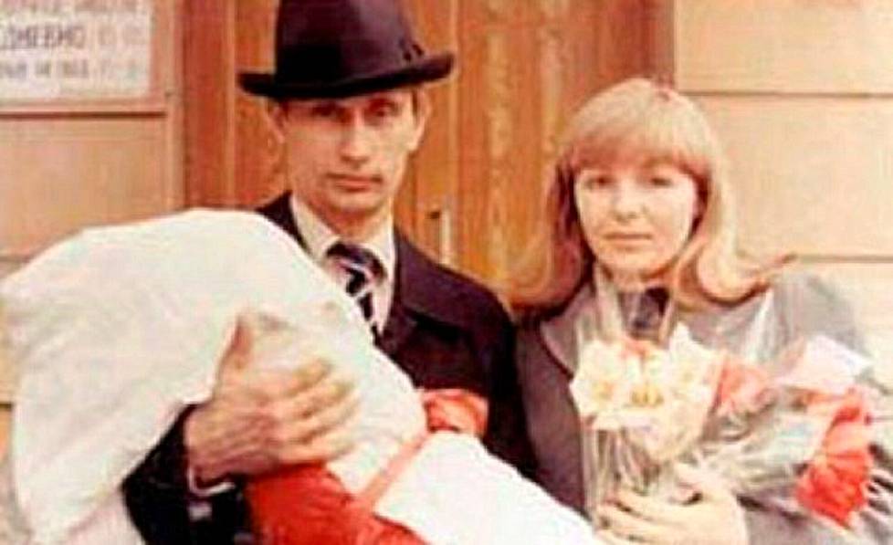 Vladimir ja Ljudmila saivat toisen lapsensa, Maria-tyttären, asuessaan Itä-Saksan Dresdenissä 1986. KGB:n leivissä ollut Putin oli lähetetty satelliittivaltioon agentiksi.