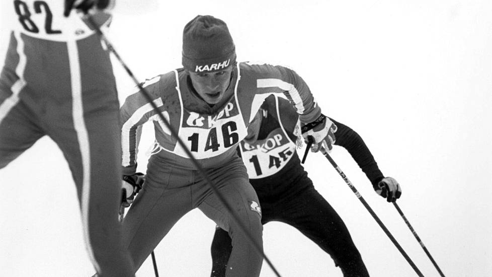 Kari Ristanen kuokki mäkeä ylös SM-kisoissa vuonna 1986. Hän oli ohittanut Harri Kirvesniemen jo puolella minuutilla.