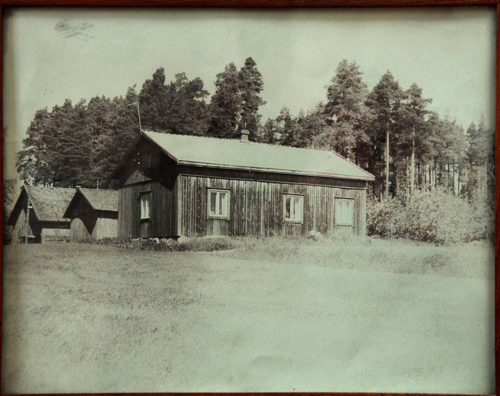 Mökin seinältä löytyi kuva ajoilta, jolloin mökki oli vielä maatilan päärakennus.