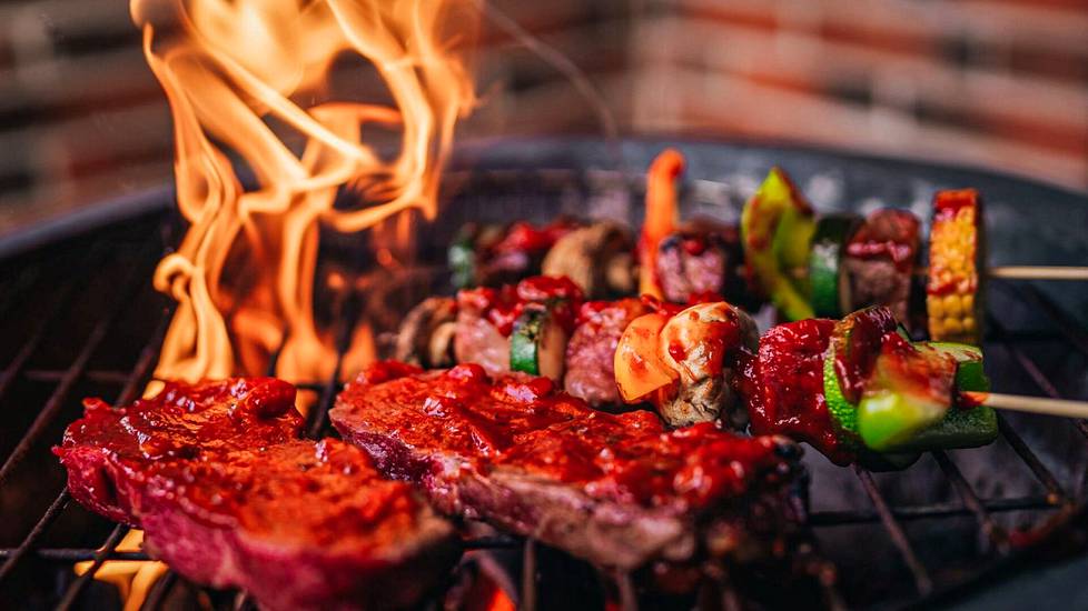 Grillin kuumuus tuo ruokaan ihanan paahteisen maun, mutta kokonaisuuden viimeistelee aina herkullinen grillikastike.