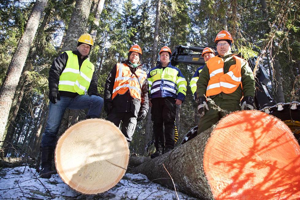 Kuvassa vasemmalla Versowoodin hankintaesimies Kimmo Hytönen, metsäneuvoja Tuomo Kauppinen, puun kaatanut Markku Nurminen, ajokoneenkuljettaja Risto Ruppa ja metsänomistaja Pasi Jaakkonen.