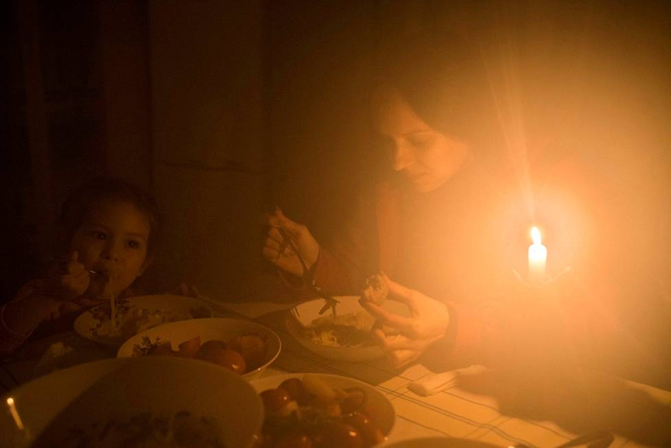 Odessalaisperhe ruokapöydän ääressä sähkökatkon aikaan marraskuussa.