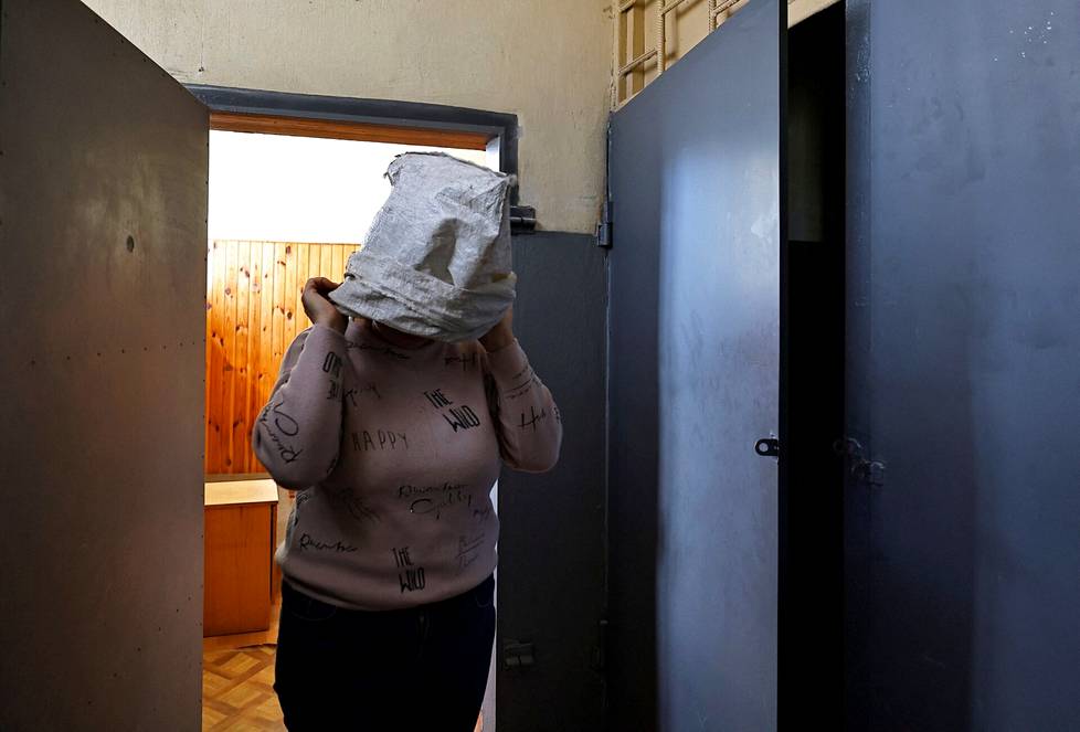 Rehtori Tetjana Tovstokora näytti Reutersin kuvaajalle, kuinka venäläiset peittivät hänen päänsä säkillä aina hakiessaan hänet sellistään.