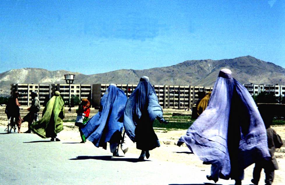 Talebanin määräämän pukukoodin mukaisesti pukeutuneita naisia Kabulissa vuonna 1998. Taleban hallitsi Afganistania aiemmin vuodesta 1996 vuoteen 2001. 
