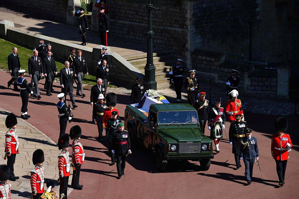 Hautajaissaattueessa Philipin arkun perässä kulkivat neljä lastaan sekä osa hänen lapsenlapsistaan.