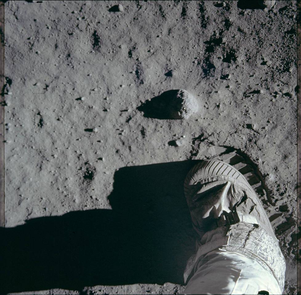 Ihminen on jättänyt jälkensä vieraalle taivaankappaleelle. Buzz Aldrinin saappaanjälki säilynee Kuussa tuhansia tai jopa miljoonia vuosia. Aldrin kuvaili pintaa ”kosteaa talkkia” muistuttavaksi.