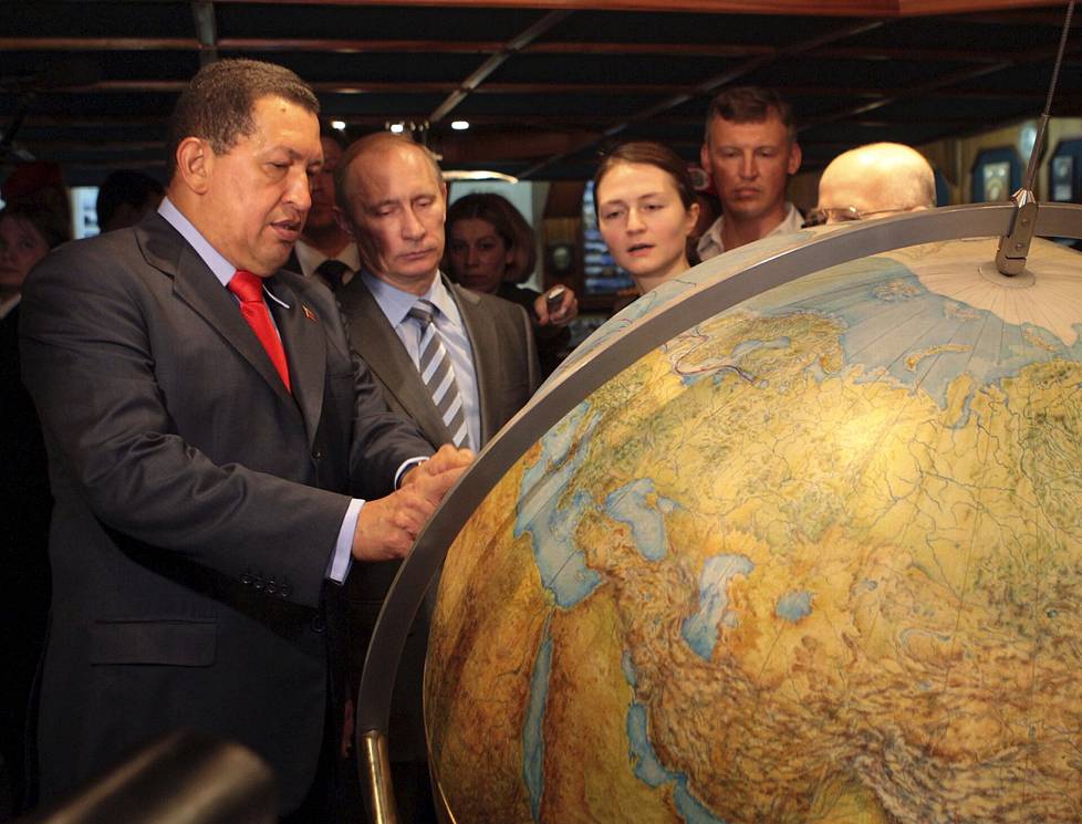 Putin ja Venezuelan presidentti Hugo Chavez tutkivat maapalloa vuonna 2010. Venezuela voisi olla yksi harvoista maista, joka vastaanottaisi Venäjältä pakenevan presidentin.