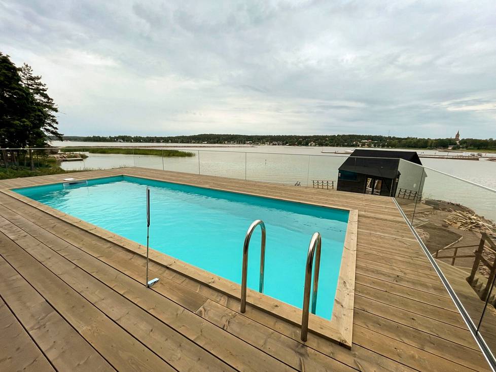 Villa Kuningattaren terassi taipuu niin rentoon oleskeluun kuin aktiivisempaan touhuamiseen. Uima-allas on kolme metriä leveä ja 8 metriä pitkä. 