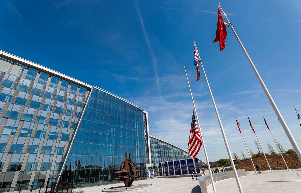 Naton päärakennus sijaitsee vain kolmen kilometrin päässä Brysselin lentoaseman kiitotiestä. Rakennus otettiin käyttöön vuonna 2017.