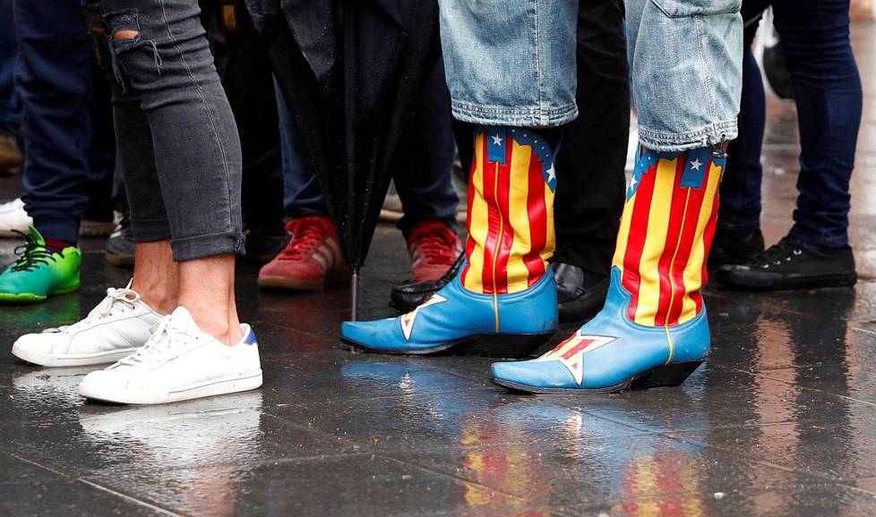Itsenäisyyden kannattajan jalkineet oli kuvioitu Katalonian lipun väreillä.