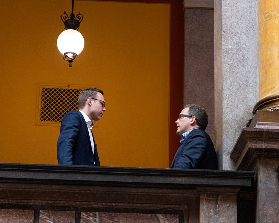 Talouspöydän puheenjohtaja Matias Marttinen (kok) ja verojaoston puheenjohtaja Jani Mäkelä (ps) kävivät keskustelua kahden kesken.