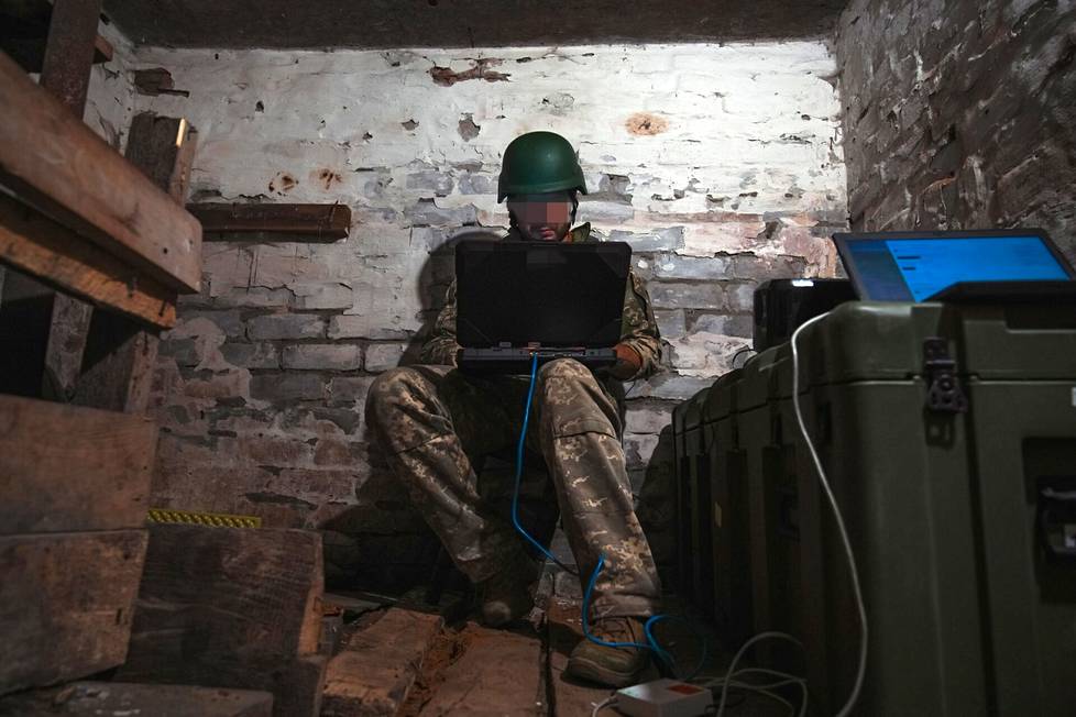 Elektroninen sodankäynti on Venäjän hyökkäyssodan näkymätön rintama. Ukrainalaissotilas operoi järjestelmää, joka etsii ja paikantaa Venäjän joukkojen radioliikennettä ja häirintäjärjestelmiä. 